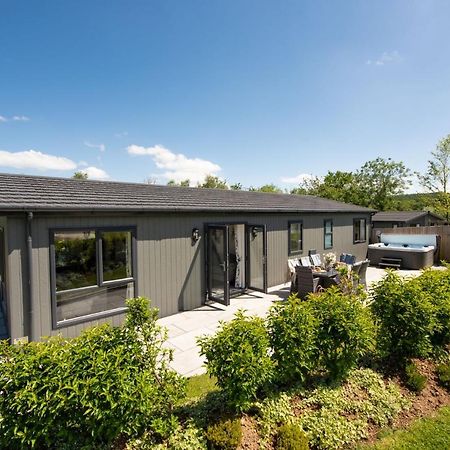 Juniper Lodge, 28 Roadford Lake Lodges Lifton Exterior photo